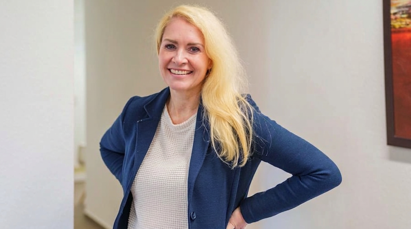 Janina Dehghani, Psychologische Psychotherapeutin, in einem dunkelblauen Blazer